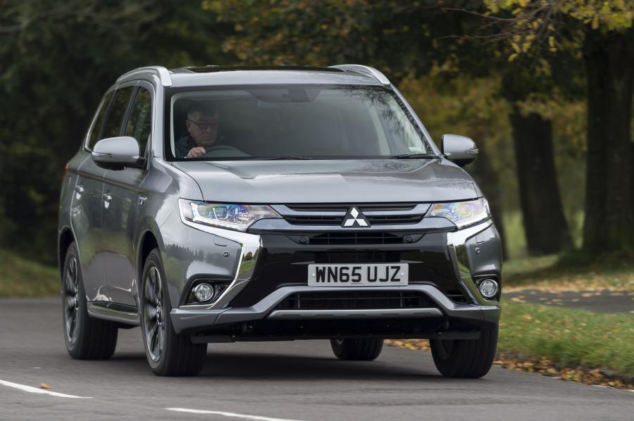  Mitsubishi Outlander PHEV 2015 года  (UK) (фото 21 из 31)